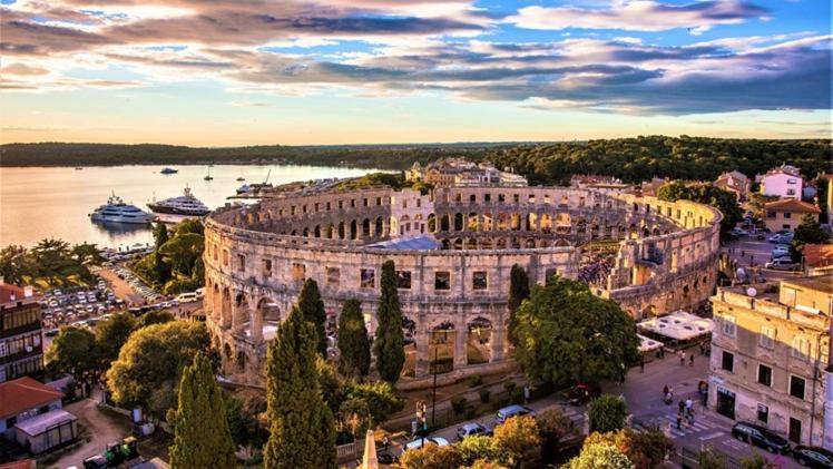 Central Apartments Pula Exterior foto