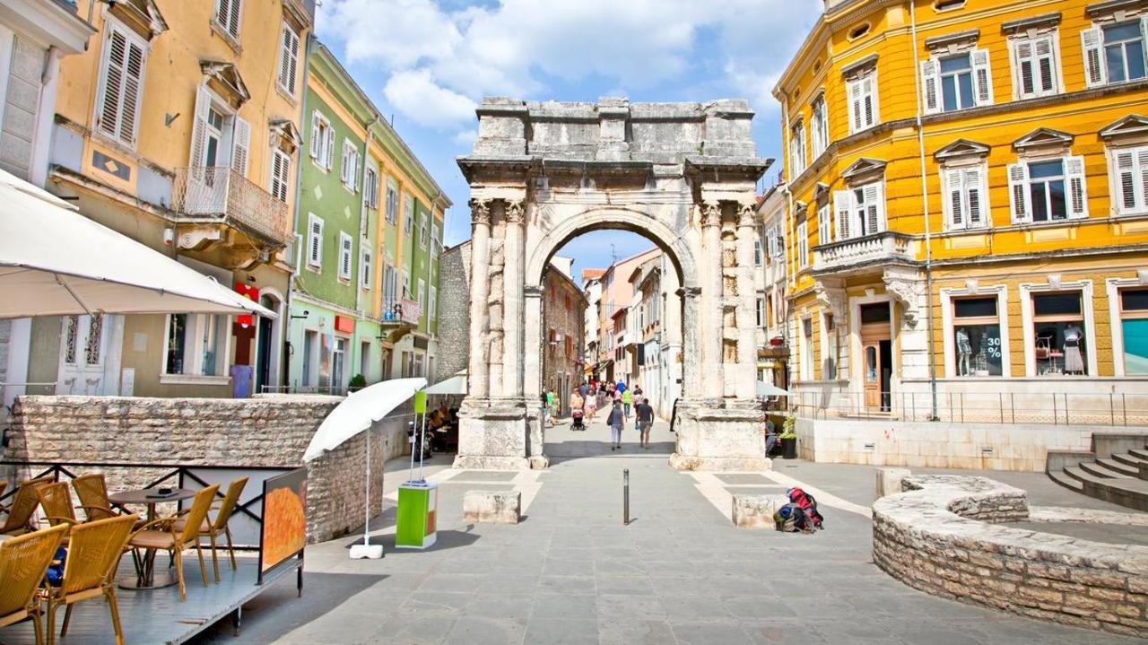 Central Apartments Pula Exterior foto